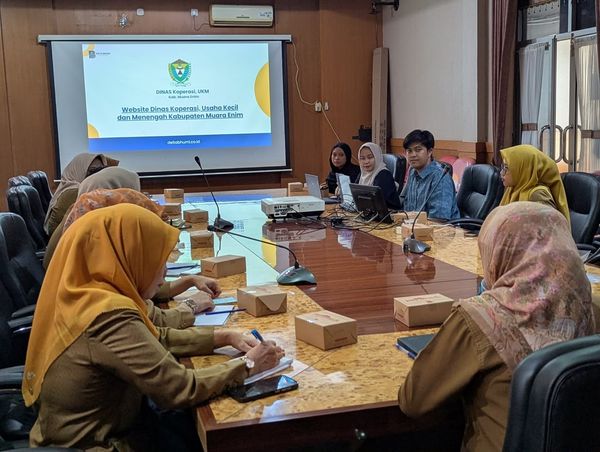 Tim kami memaparkan website dinas di ruang rapat Dinas Koperasi, UKM Kabupaten Muara Enim.